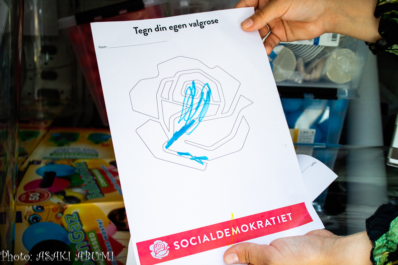 子どもたちが遊べるように、塗り絵も。バラは社会民主党のロゴ Photo: Asaki Abumi