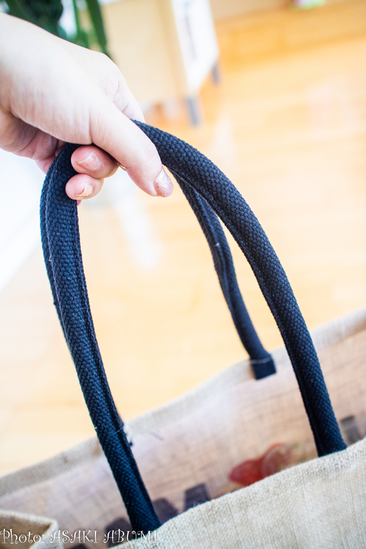 肩にかけやすいし、手で持つところも頑丈な作り。ぺらぺらの薄っぺらい布エコバッグとは大違い Photo: Asaki Abumi