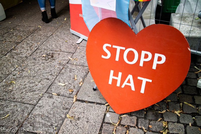 「ヘイトをやめよう」というメッセージ、プライド広場にて Photo: Asaki Abumi
