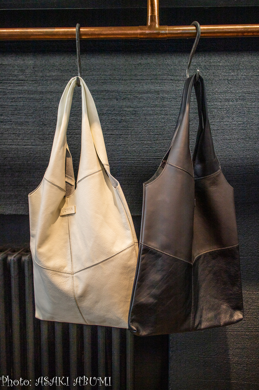 ヘラジカの皮やソファの布からできるバッグ Photo: Asaki Abumi