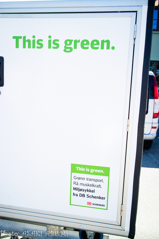 企業は「私たちはこんなグリーンなことをしています！」と顧客にPRできる。企業イメージがあがり、社員の自尊心も高くなる。荷台には「これでグリーンな運搬をしています」と書かれている Photo: Asaki Abumi