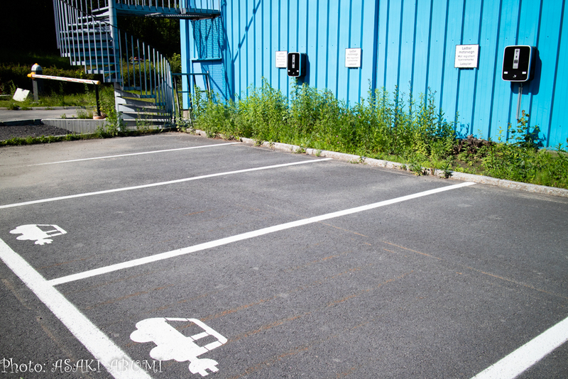 商品などを運搬する企業も社車をどんどんとEV化。社員がEVで出勤しやすいように、企業の駐車場でも充電スポットを設置するなどしている Photo: Asaki Abumi