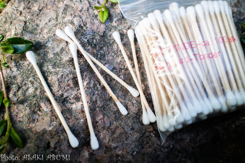 デンマークのスーパーでは、とてもシンプルな綿棒を発見。手持ち部分は、個性的な木製。 とても持ちやすい Photo: Asaki Abumi