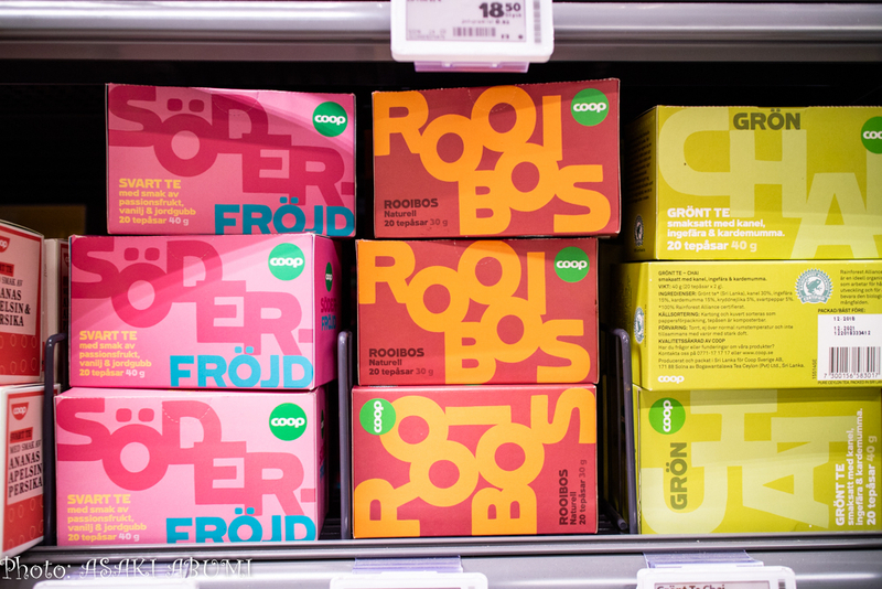 スウェーデンのスーパーの棚、ポップなデザインのティーバッグ Photo: Asaki Abumi
