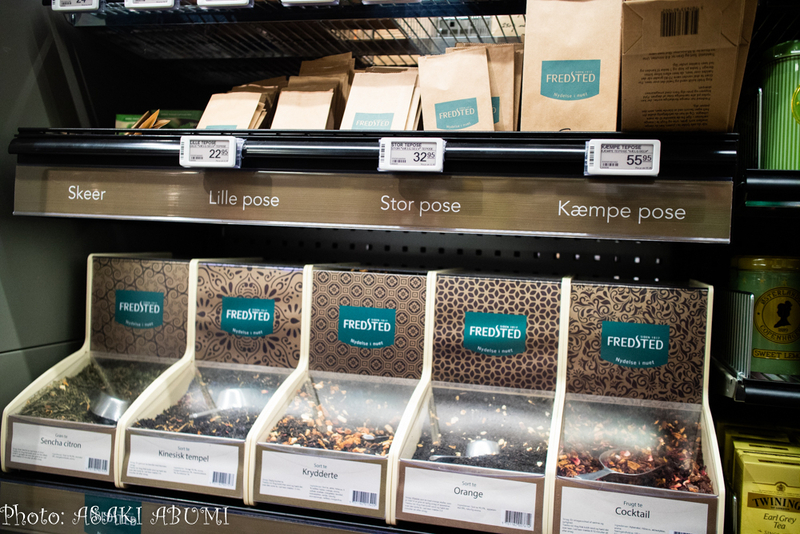デンマーク・首都コペンハーゲンのスーパーの棚。複数のサイズの紙の袋があり、必要な量のお茶だけ買うことも。必要最小限の量で食品ロスをおさえることもできる Photo: Asaki Abumi