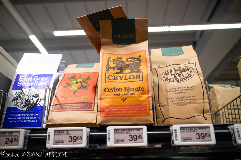 デンマークのスーパーの棚。紙の袋に入っているお茶も多い Photo: Asaki Abumi