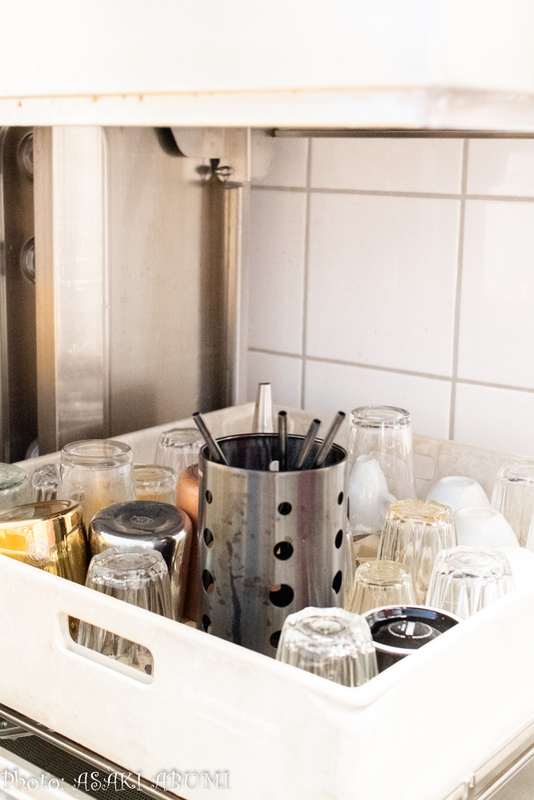 ストローは食洗器にそのまま入れて洗うだけ。簡単で、不便だと感じていないそうだ。専用の細いブラシもある Photo: Asaki Abumi