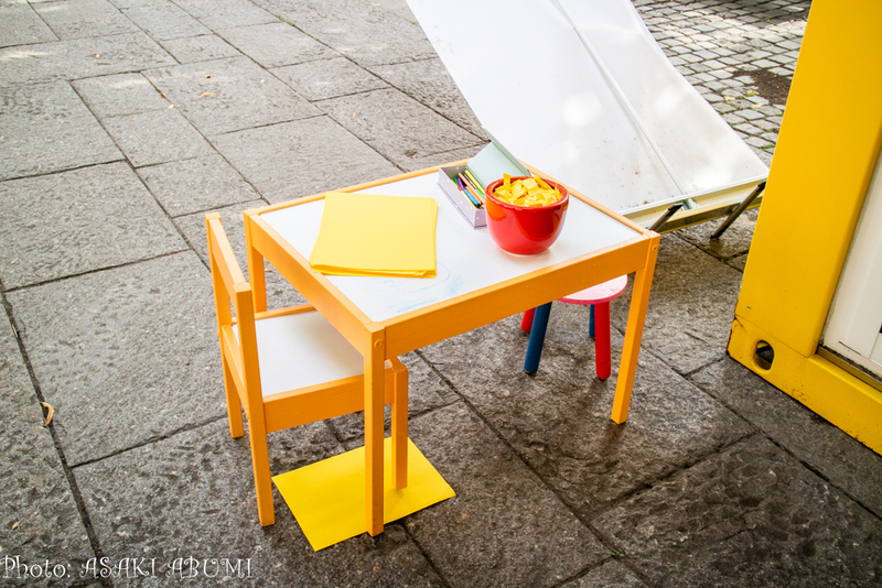 キリスト教民主党では、子どもがお絵かきできるように、小さなテーブルとイスを用意。赤い容器に入っているのはお菓子　Photo:Asaki bmi