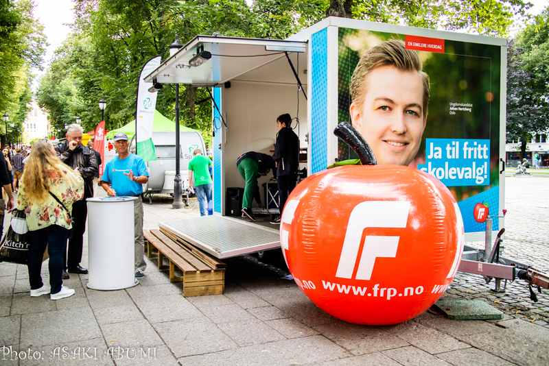 極右「進歩党」はシンボルマークの大きなリンゴの置物を、通りにドカーン！と置く。目立ったもの勝ち Photo: Asaki Abumi