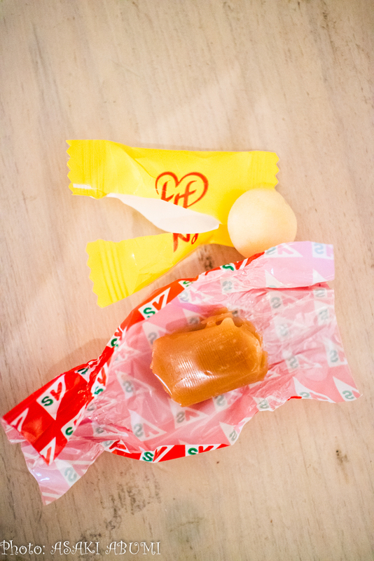 今日もらった包みの中は？キリスト教民主党の黄色にはレモン味、左派社会党の赤色には、キャラメル味のチューインガム。どちらも美味しかった Photo: Asaki Abumi