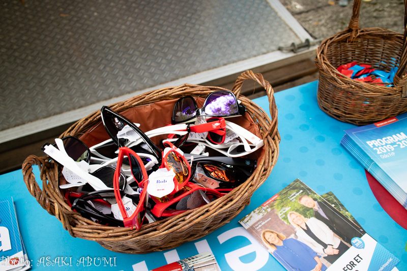 極右「進歩党」ではサングラスや飴を配布　Photo: Asaki Abumi