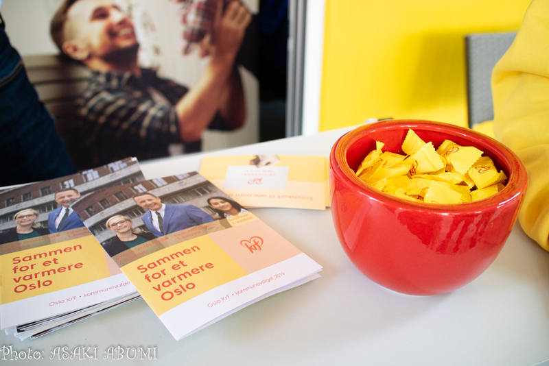 キリスト教民主党が配るレモン味チューインガム。党のシンボルカラーは黄色　Photo: Asaki Abumi