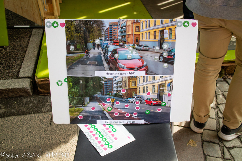 「緑の環境党が首都で権力を握った結果、この4年間で、道路はこんなに変わりましたよ」と写真で説明。ビフォーアフター写真は印象に残る。この党は車の数を減らしたい　Photo: Asaki Abumi