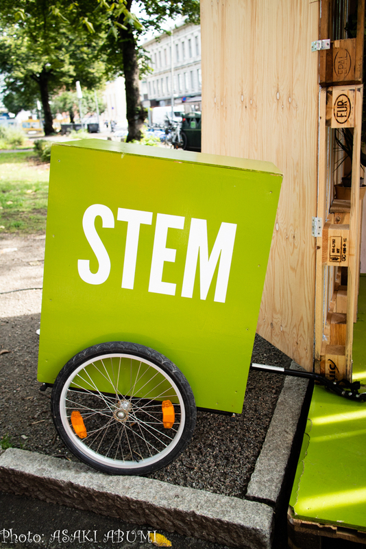 緑の党の選挙小屋にあったカーゴバイク。「STEM」は「投票しよう」という意味　Photo:Asaki Abumi