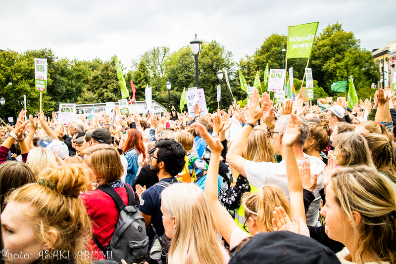 国会前に集まり、一斉に叫ぶ市民 Photo: Asaki Abumi