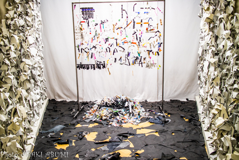 Loviaの展示。廃棄予定だったソファの素材などをオブジェに　Photo: Asaki Abumi