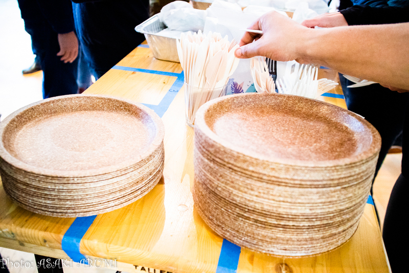 会場のランチでは、食器はプラスチックではなく、小麦ふすま皿、生分解性プラのフォークなどを使用していた Photo: Asaki Abumi
