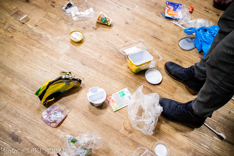 私たちの身の回りにあふれる、プラスチック包装 Photo: Asaki Abumi