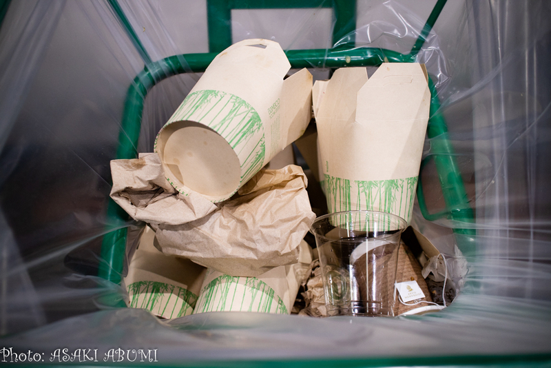 多くの食器や包装紙が生分解性・コンポスト化可能だと、「食べ物」用のゴミ箱が、紙だらけという不思議な光景になる Photo: Asaki Abumi