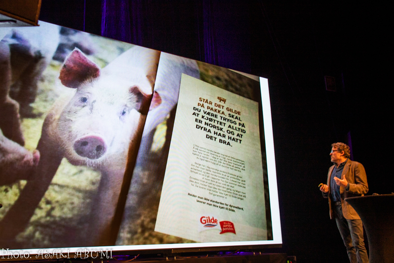 他にも、動物性の肉を製造する過程で、動物が苦しみながら殺されている事実が話題となっていた時、食品会社が「私たちの豚は大丈夫ですよ」と広告を出し、批判殺到した例も紹介される（Gilde社） Photo: Asaki Abumi