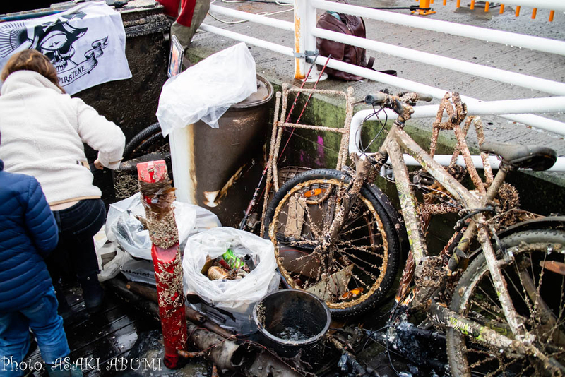 自転車や空き缶。スマホやクレジットカードも　Photo: Asaki Abumi