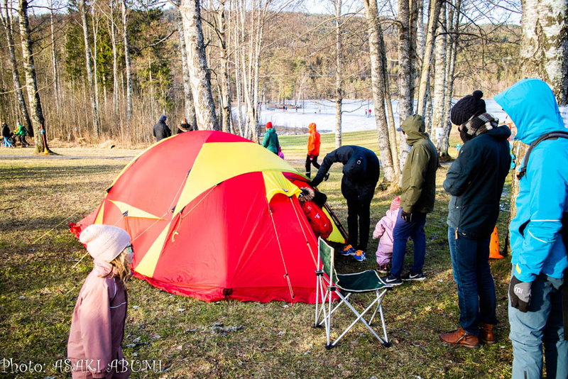 いろいろな形のテントが用意され、子どもたちが楽しんで中に入って遊んでいました　Photo: Asaki Abumi