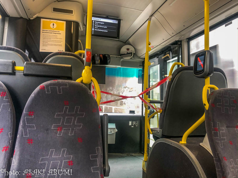 オスロ市内を走るバスでは、運転手に乗客は近づかないように、テープがはられている。乗客と運転手との社会的距離の取り方だ　撮影：あぶみあさき