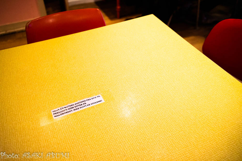 カフェのテーブルに貼られた紙には「近くに座っている人と1メートルの距離を置いてください」　撮影：あぶみあさき