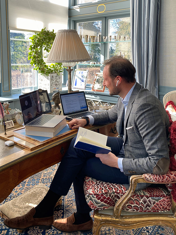 現場に行きにくい状況なので、ノートパソコンで市民と会話し始めた皇太子。写真は王室より提供　Photo: Remi Hjellvoll, Det kongelige hoff