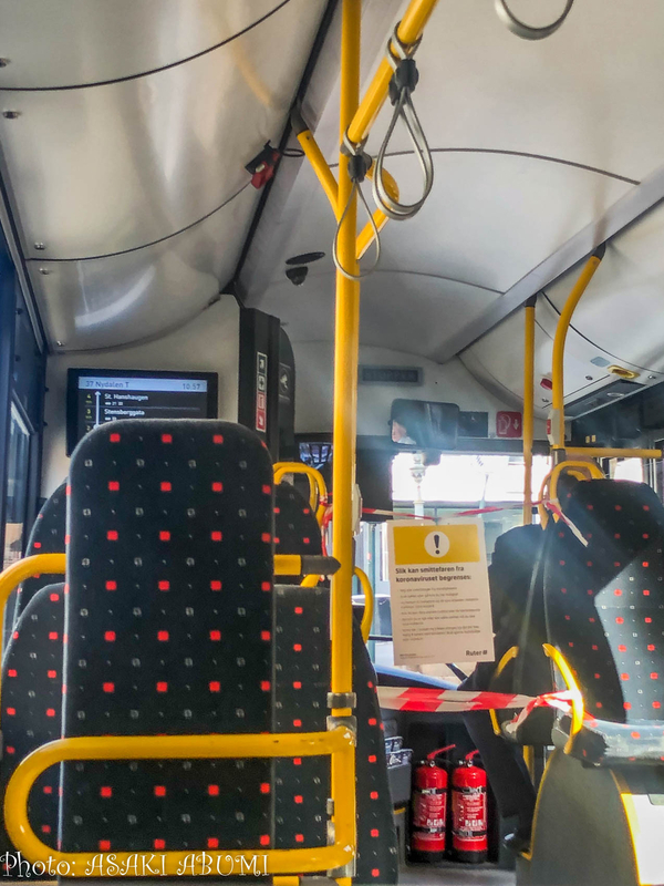 バスの運転手と乗客が距離を置くように、運転手にこれ以上近づかないでくださいというテープが貼られている　撮影：あぶみあさき