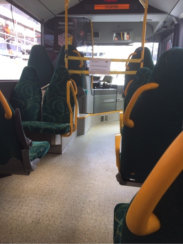 ベルゲン市内のバスでは、社交的距離のために、運転手席に乗客が近づかないようにされている　Photo:Reina Kataoka