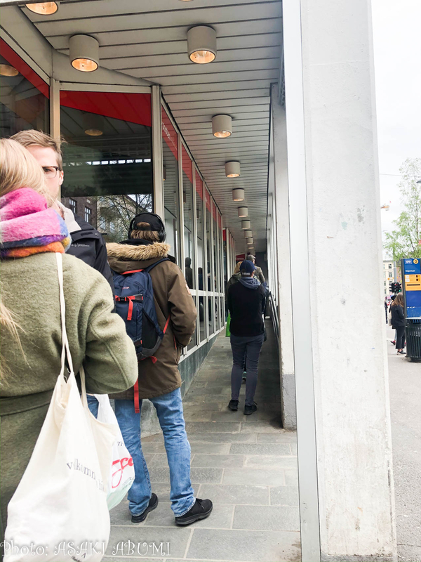 郵便局前の行列（店内の入場制限のためで、列に並ぶ人たちの社交的距離は守られている）。ノルウェーでは郵便物は自宅まで配送されないことがほとんどなので、市民は郵便局まで取りにいく　4月30日（木）　撮影：あぶみあさき