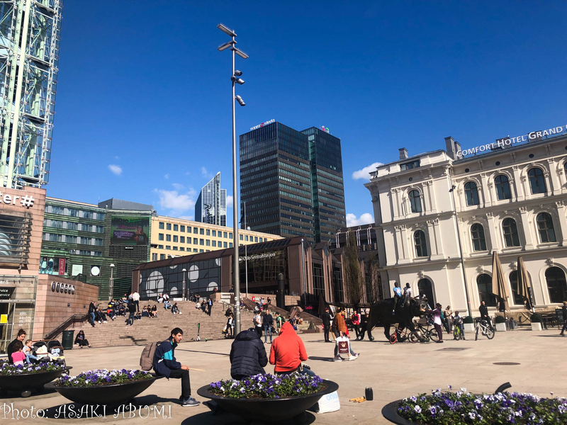 中央駅前の広場で日差しを楽しむ人々　撮影：あぶみあさき
