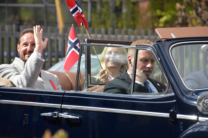 皇太子夫妻が乗る車　撮影：ノルウェー王室　Photo:  Liv Anette Luane, Det kongelige hoff