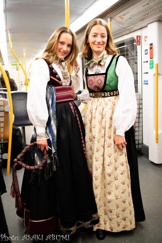 今年は地下鉄もガラガラ。民族衣装ブーナッドを着た女性たちがいた　撮影：あぶみあさき　Photo:Asaki Abumi