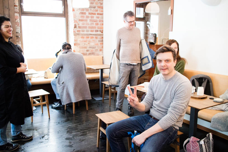 北欧コーヒー業界の神様的存在であるティム・ウェンデルボー氏（ピースサインをしている人）と彼のカフェ　撮影：あぶみあさき