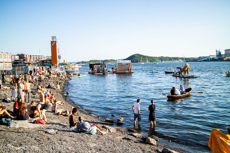 ノルウェーではスウェーデンほど盛大に夏至は祝わないが、6月23日の聖ヨハネの前夜祭だけは一部で祝う場合も。オスロフィヨルド開発地区では商業的に人を集める目的もあり、火祭りをするシーンが増えている　撮影：あぶみあさき