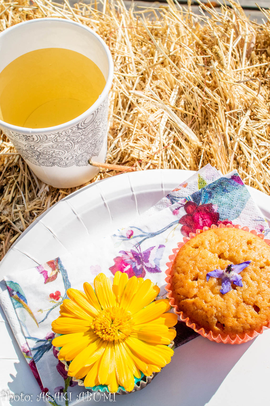 農園で育てたミントで淹れたお茶、若者が採取した蜂蜜で作ったマフィンに食用花をのせて　撮影：あぶみあさき