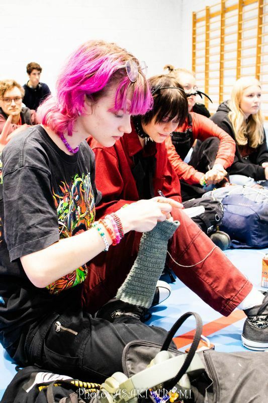 編み物をしながら討論を聞いている高校生もいた。ノルウェーでは編み物が人気で、会議や授業では「集中できるから」と編み物をしている人がやたらに多い