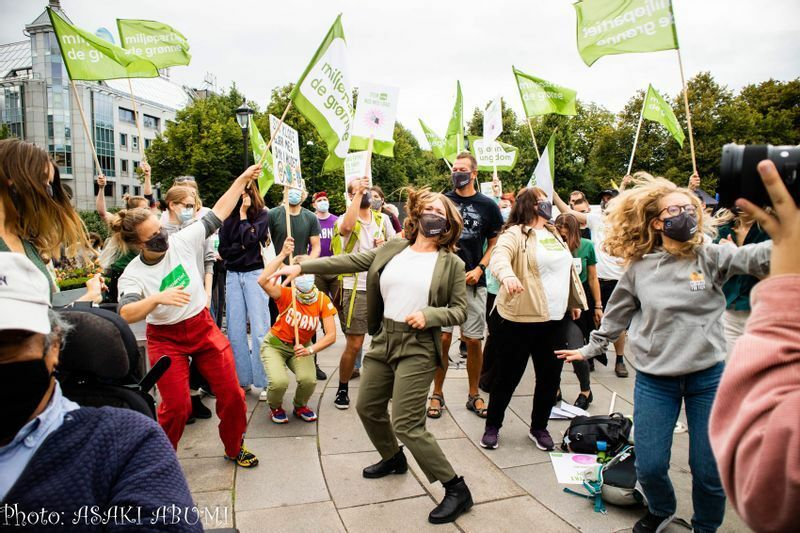 叫んだ後は市民は踊ったり、地面に倒れたり。中央で踊る女性は石油産業からの撤退を強く求める「緑の環境党」の党首ウーネ・バストホルム国会議員