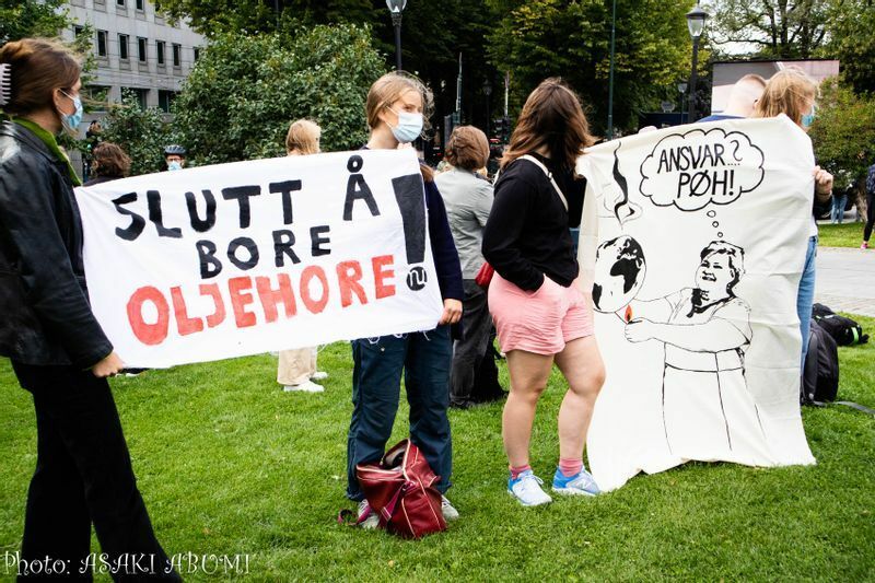 「石油を掘るのを止めて！」（左）、右側はソールバルグ首相が「責任…？」と地球に火をつけている抗議の絵