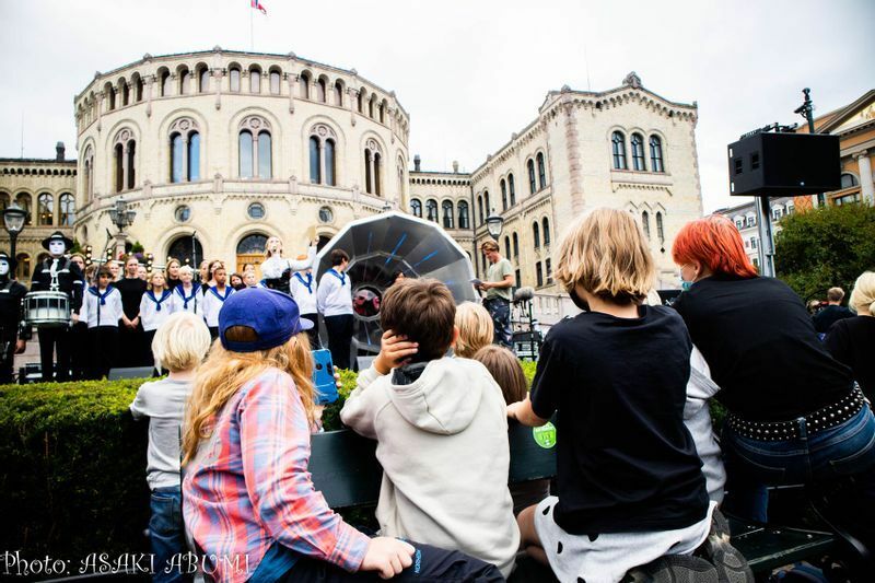抗議活動の際に保護者が子どもを連れてくるのはノルウェーでは普通の光景だ