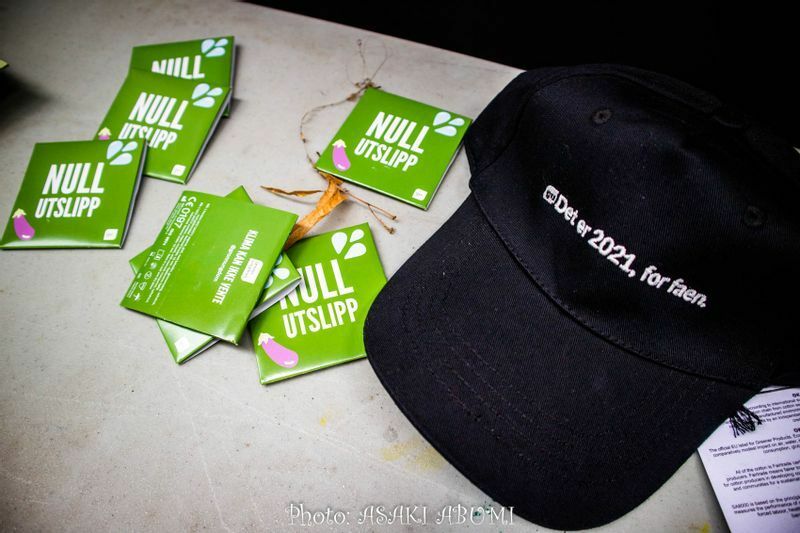 緑の環境党の青年部スタンド。「もう2021年だよ」という帽子と、「排出量ゼロ」という文字がデザインされたコンドーム