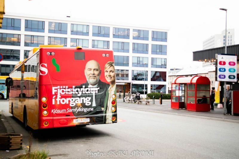 社会民主同盟のポスターがどかんと出ているバス。アイスランドではバスが唯一の公共交通機関だ
