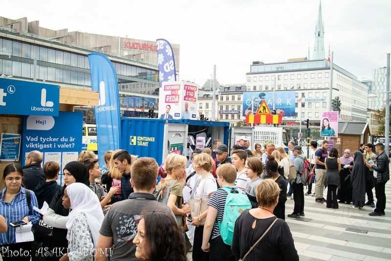 スウェーデン版はこのような感じ。中央駅前に政党が密集して、各政党を一気に訪問することができる。このような便利な場所があることのありがたみを私は改めて思い知った