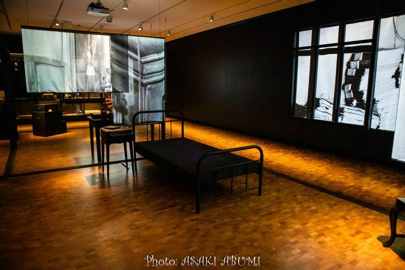 ムンクのかつてのアトリエに入り込んだかのような展示室も。ベッド、バスタブなどが置かれている