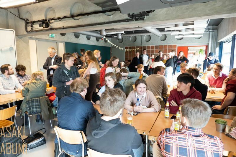 選挙結果が出る直前、同じ政党の仲間で固まるのではなく、他の政党の人と一緒のテーブルに座るのもノルウェーらしい　撮影：あぶみあさき