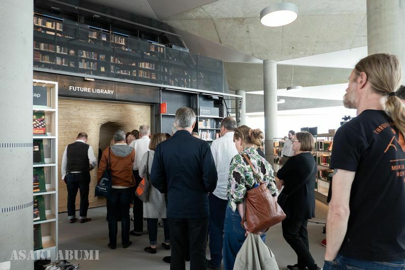 新しくオープンしたばかりの公立図書館。シークレットルームはオープン時はまだできあがっておらず、今年やっと公開。本好きの人が行列を作り、未来図書館の保存室を見に来た