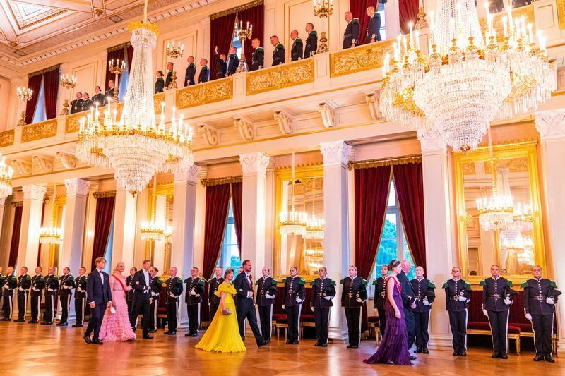 王室は政治家らは距離を置くが、王女は環境・気候問題に関心がある。そしてそれはノルウェーでは選挙の争点にもなる政治的なテーマでもある。若い世代の象徴として、今後の発言の影響力も注目される