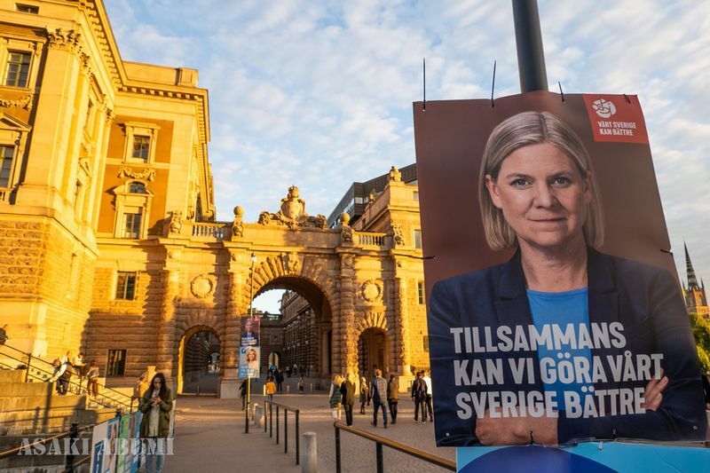 ストックホルムの街を彩る選挙ポスター、「私たちは一緒にスウェーデンを良くすることができる」というアンデション首相のポスター　筆者撮影